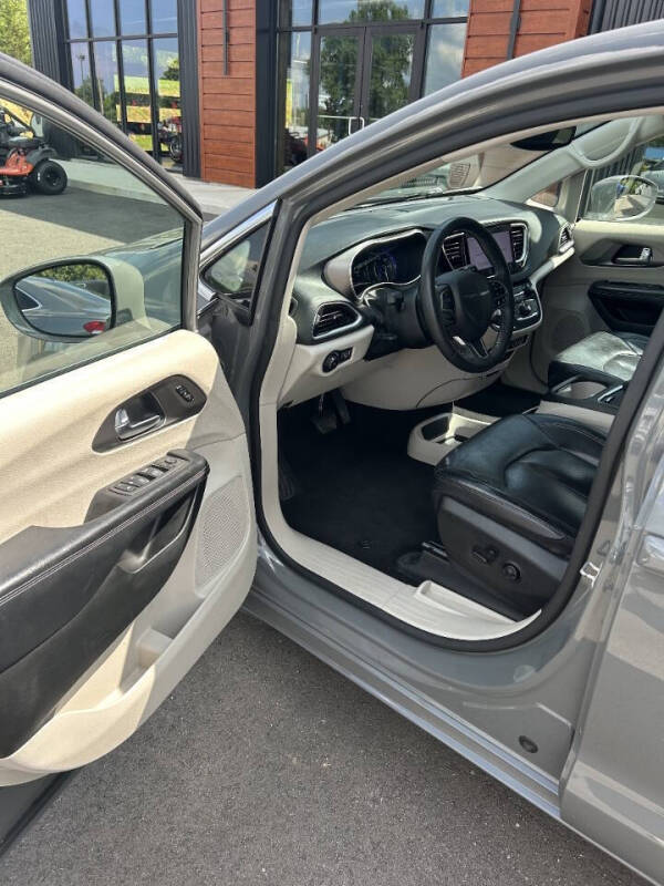 2022 Chrysler Pacifica Touring L