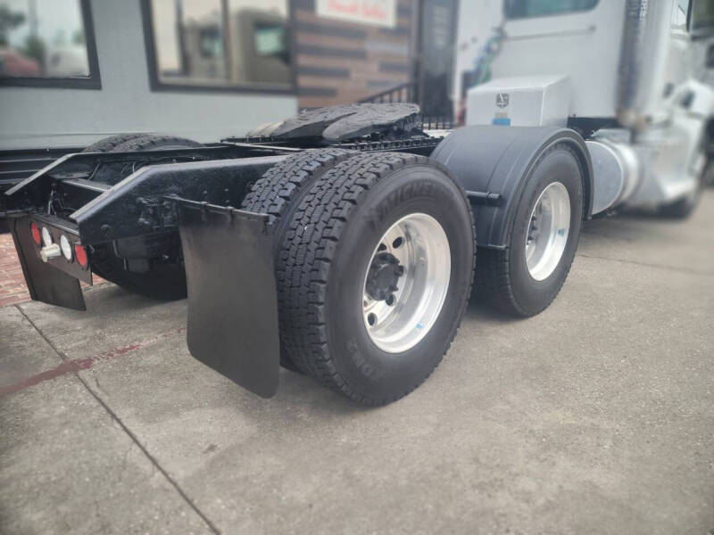 2015 Kenworth T-680 Day Cab