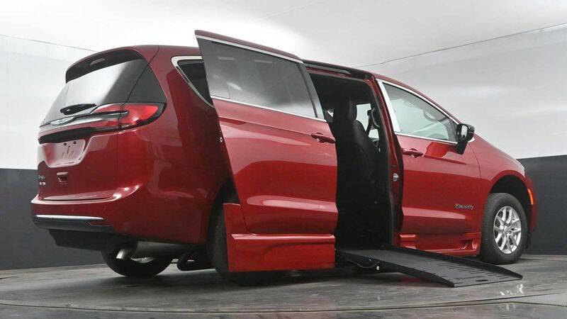 2025 Chrysler Pacifica Select - Photo 13