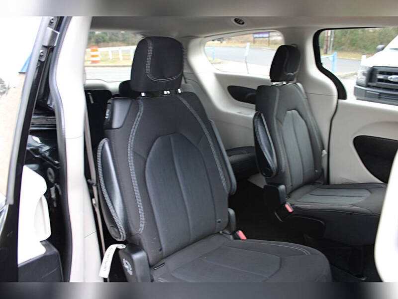 2022 Chrysler Voyager LX