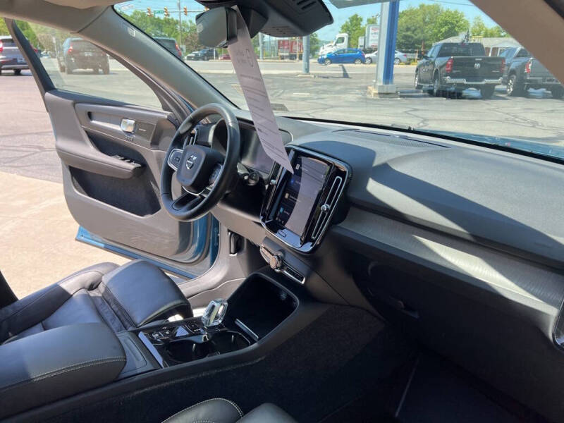 2023 Volvo XC40 B5 Plus Dark Theme