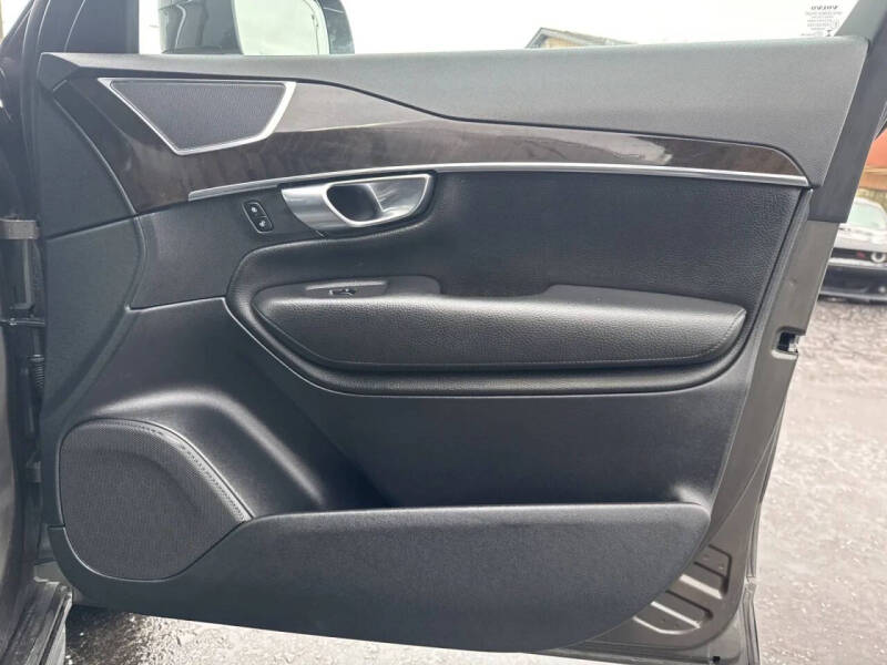 2018 Volvo XC90 T6 Momentum