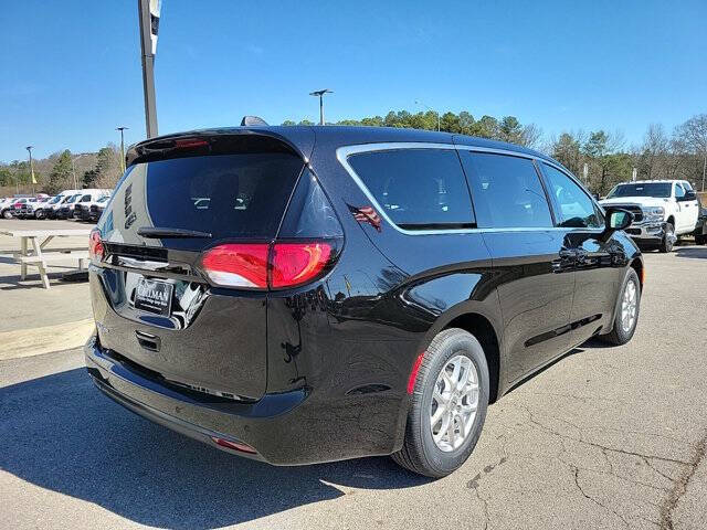 2025 Chrysler Voyager LX
