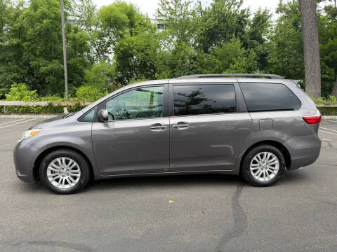 2017 Toyota Sienna XLE Premium 8-Passenger