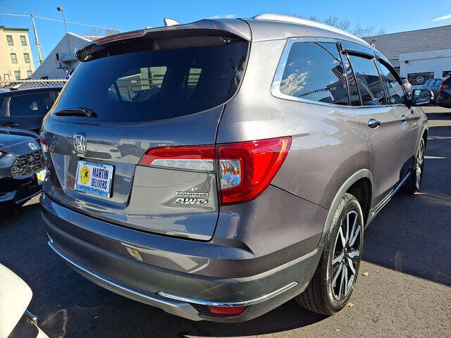 2022 Honda Pilot Touring w/Rear Captain's Chairs