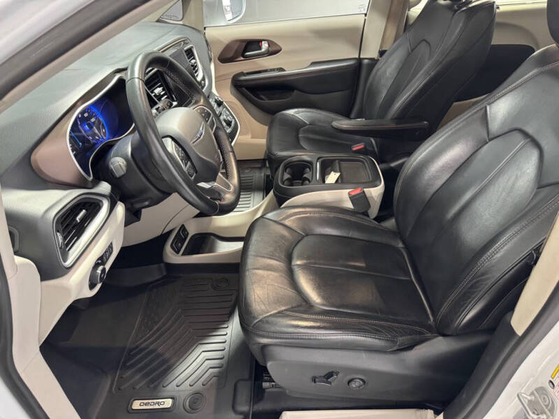 2017 Chrysler Pacifica Touring-L