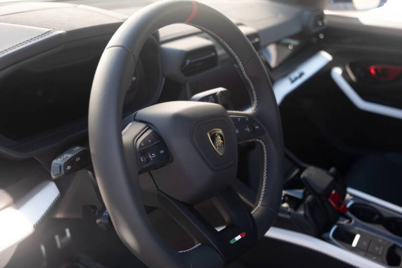 2025 Lamborghini Urus SE