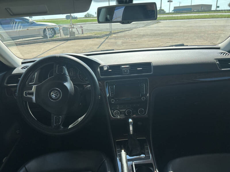 2012 Volkswagen Passat SEL