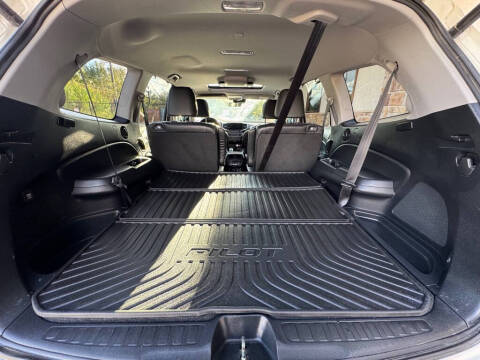 2019 Honda Pilot Touring w/Rear Captain's Chairs