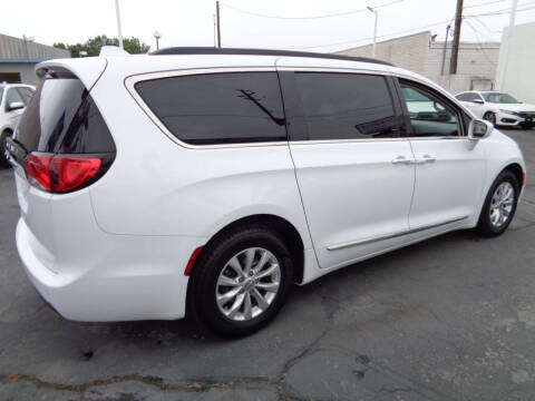 2017 Chrysler Pacifica Touring-L