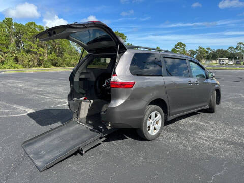 2019 Toyota Sienna LE Mobility 7-Passenger