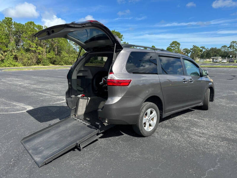 2019 Toyota Sienna LE Mobility 7-Passenger