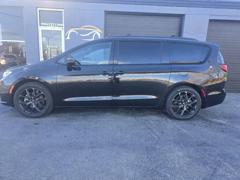 2023 Chrysler Pacifica Limited's photo