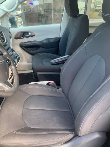 2022 Chrysler Voyager LX