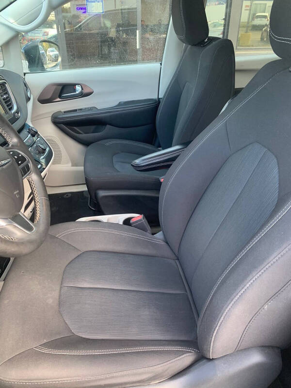 2022 Chrysler Voyager LX