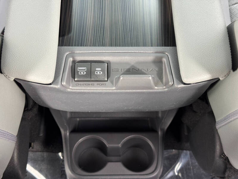 2022 Toyota Sienna Limited 7-Passenger