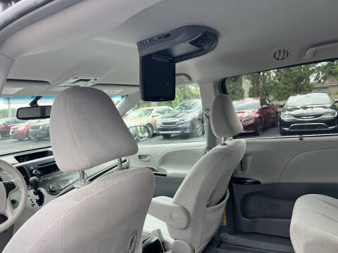 2014 Toyota Sienna LE 8-Passenger