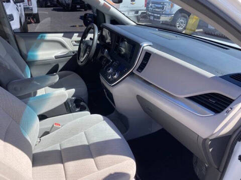 2017 Toyota Sienna LE 7-Passenger Auto Access Seat