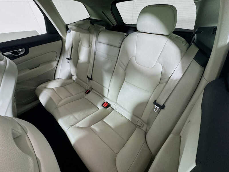 2021 Volvo XC60 T6 Momentum