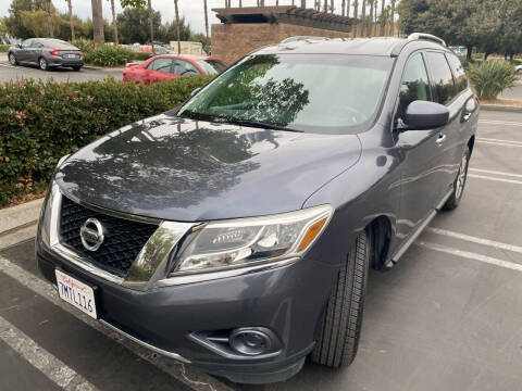 2014 Nissan Pathfinder for sale at Fiesta Motors in Winnetka CA