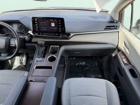 2024 Toyota Sienna LE 8-Passenger