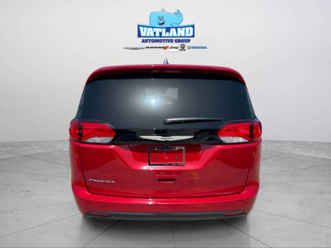 2027 Chrysler Pacifica LX