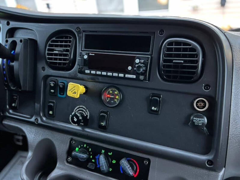 2020 Freightliner M2 106