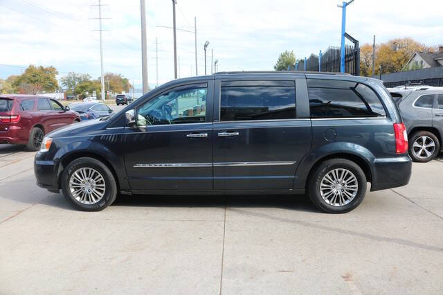 2013 Chrysler Town and Country Touring-L