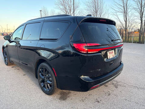 2026 Chrysler Pacifica Select
