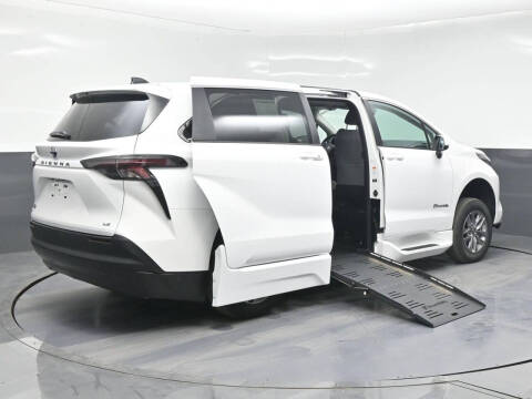 2025 Toyota Sienna LE 8-Passenger