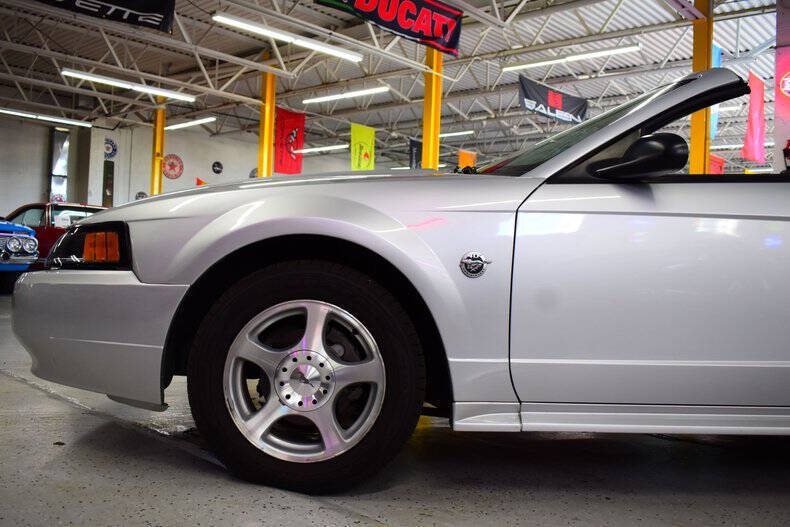 2004 Ford Mustang Deluxe