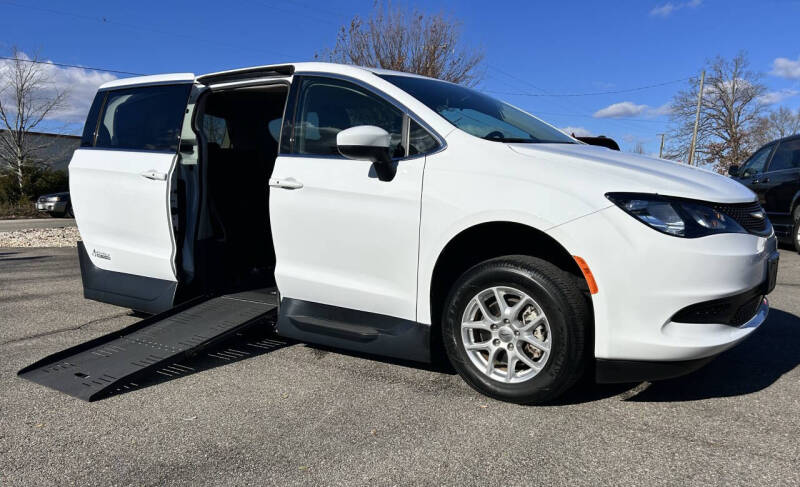 2022 Chrysler Voyager LX's photo