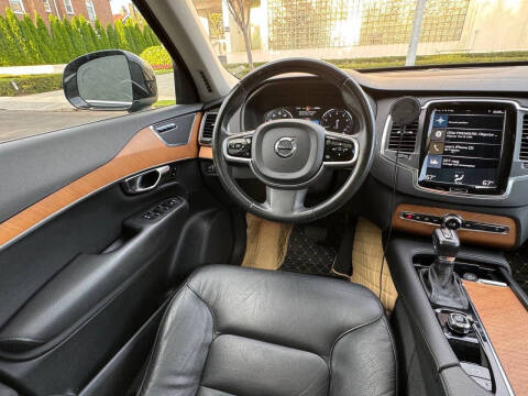 2022 Volvo XC90 T5 Momentum