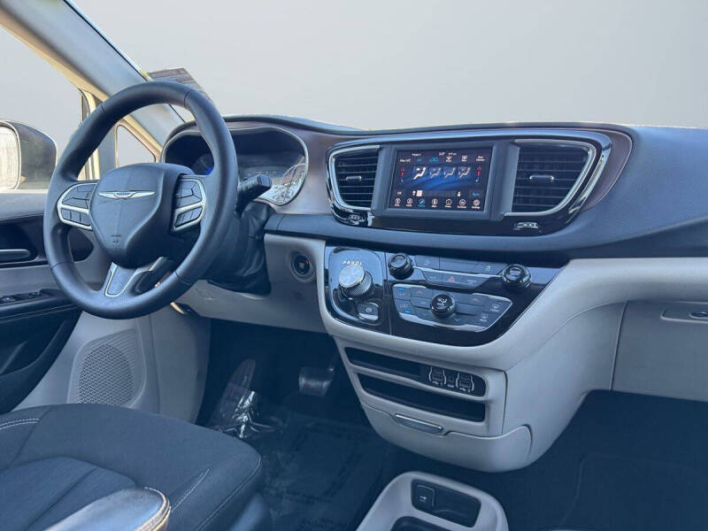 2023 Chrysler Voyager LX