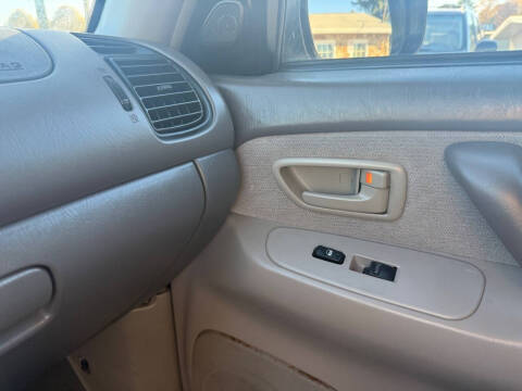 2004 Toyota Sequoia SR5