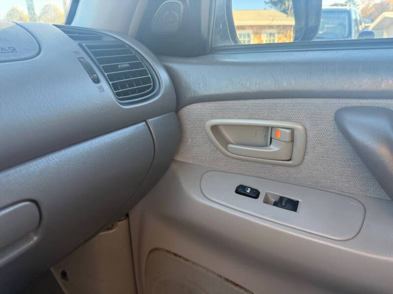 2004 Toyota Sequoia SR5