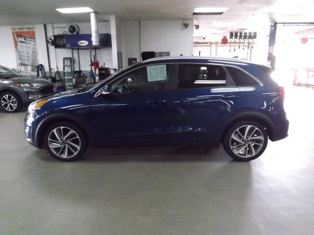 Used 2018 Kia Niro Touring with VIN KNDCE3LC2J5171228 for sale in Platteville, WI