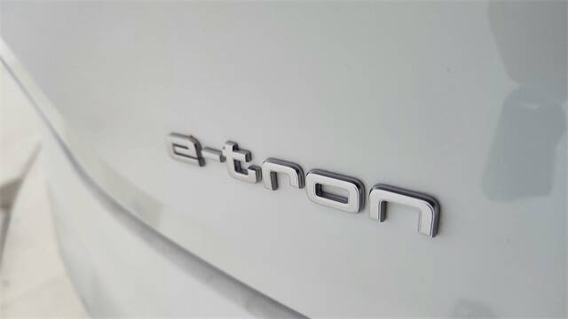 2022 Audi e-tron quattro Premium