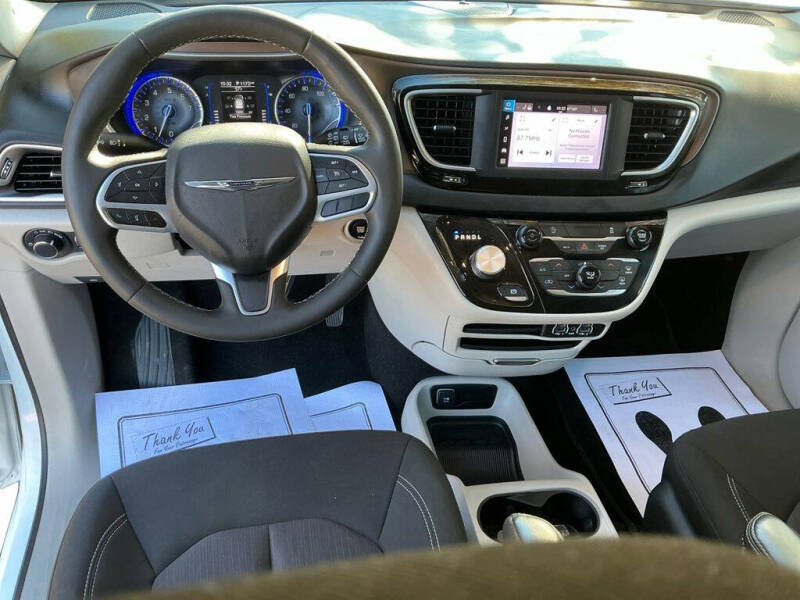 2022 Chrysler Voyager LX