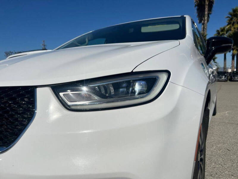 2024 Chrysler Pacifica Plug-In Hybrid Select