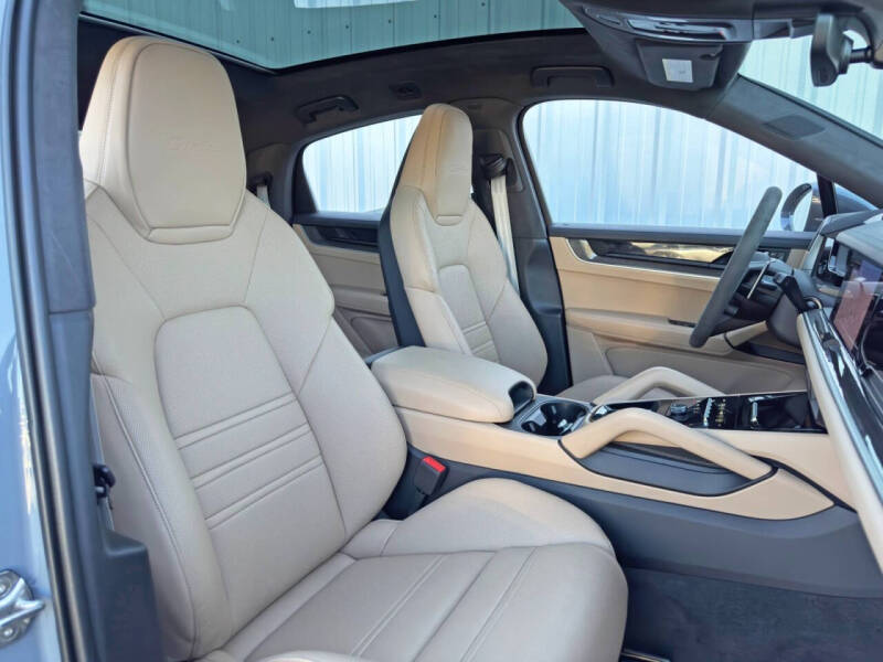 2024 Porsche Cayenne Turbo E-Hybrid Coupe