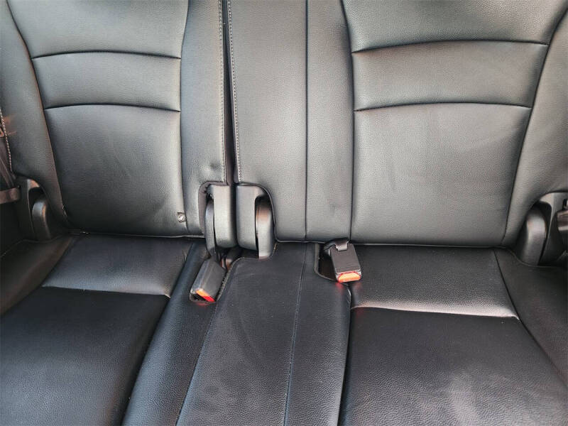 2021 Honda Pilot Touring w/Rear Captain's Chairs