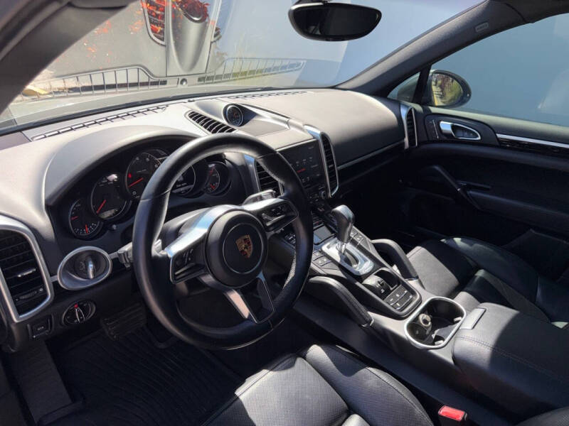 2017 Porsche Cayenne Platinum Edition