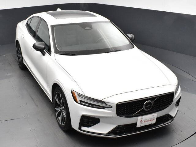 2024 Volvo S60 B5 Core Dark Theme