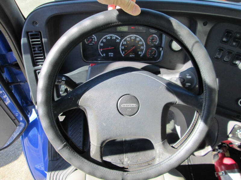 2011 Freightliner Business class M2