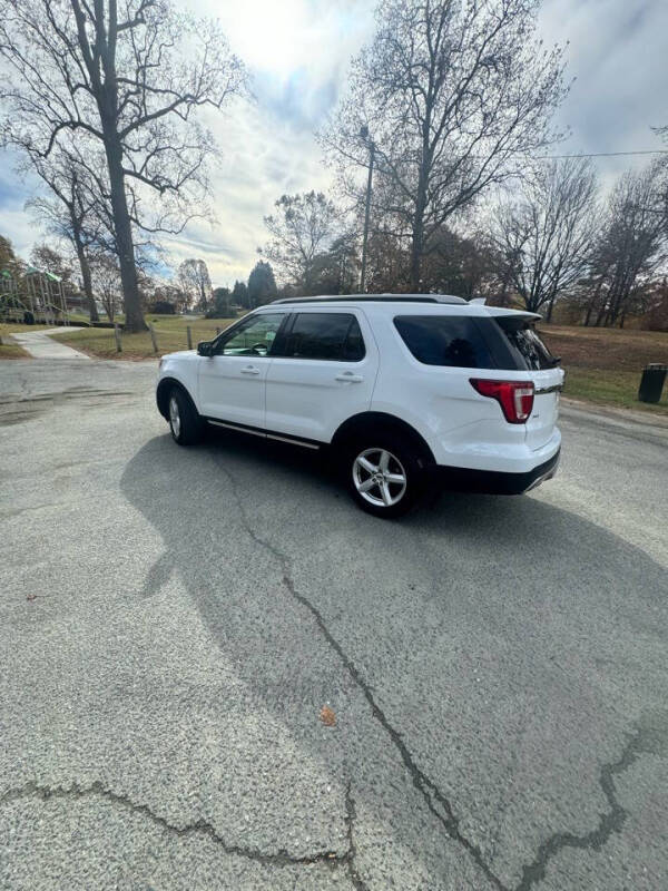 2017 Ford Explorer XLT photo 5