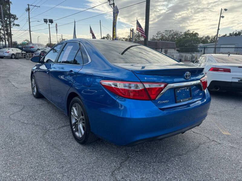 2017 Toyota Camry SE photo 3