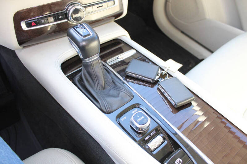 2016 Volvo XC90 T6 Momentum