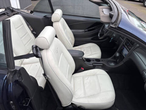 2003 Ford Mustang Deluxe