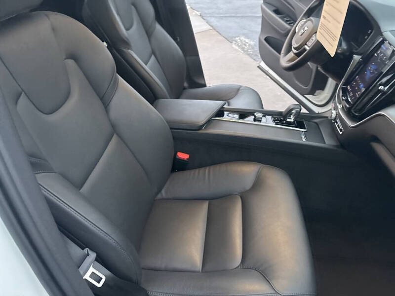 2025 Volvo XC60 B5 Core Dark Theme